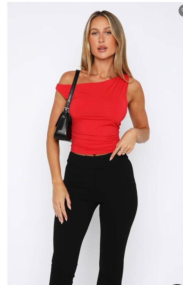 Kadın Asimetrik Yaka Düşük Omuz Detaylı Crop Bluz