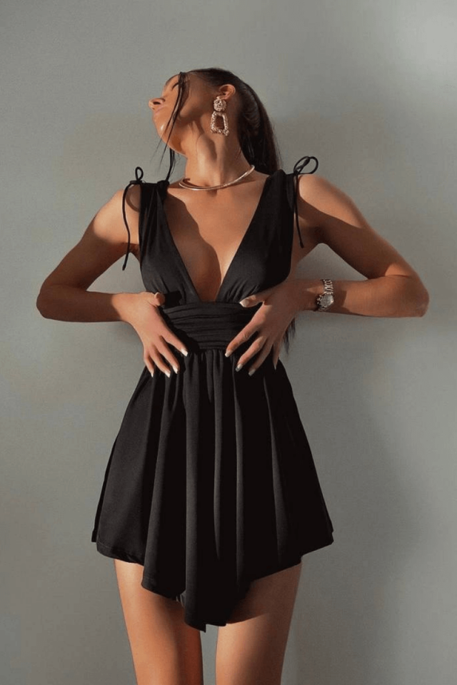 Robe courte décolletée à col bénitier pour femme
