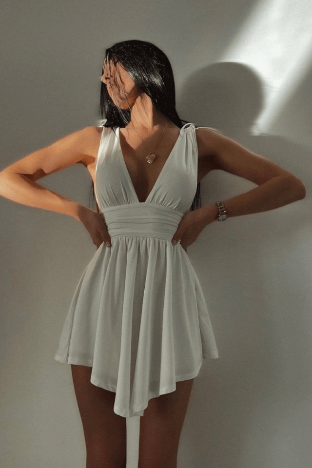 Robe courte décolletée à col bénitier pour femme