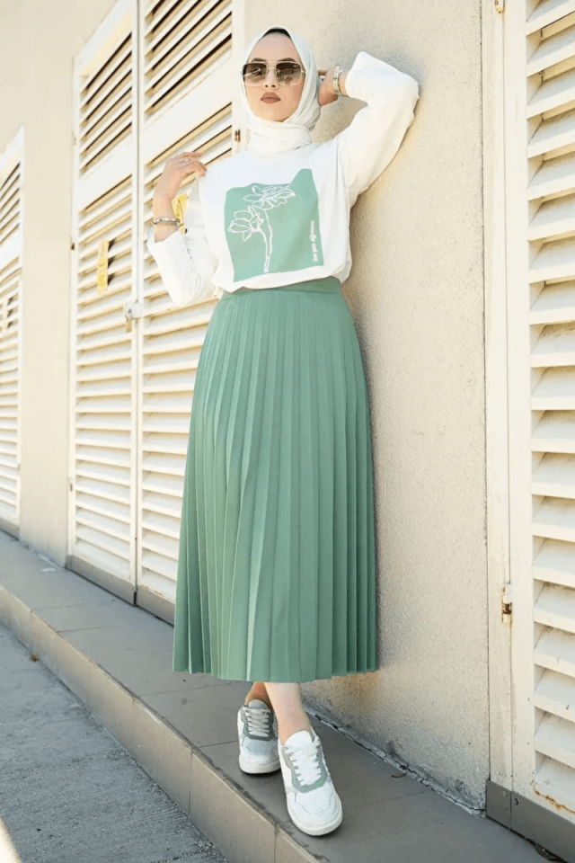 Rose Printed Slit Detailed Tunic Sweatshirt and Pleated Skirt Set